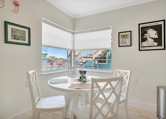 Apartment 1b1b 2 Blocks To Clearwater *